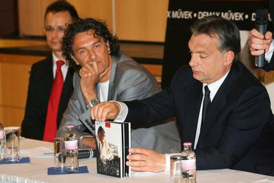 Könyvbemutató-stock-foto