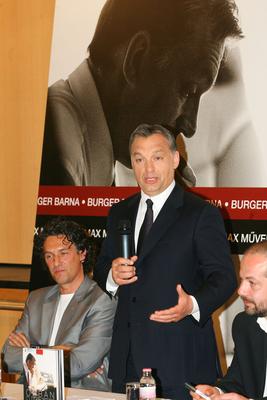 Könyvbemutató-stock-foto