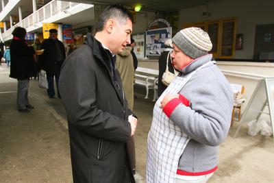 Kopogtatócédula-gyűjtés-stock-foto