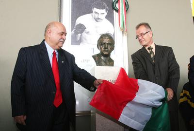 Felavatták Papp László mellszobrát a sportarénában-stock-foto