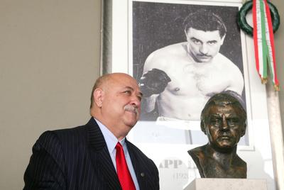Felavatták Papp László mellszobrát a sportarénában-stock-foto