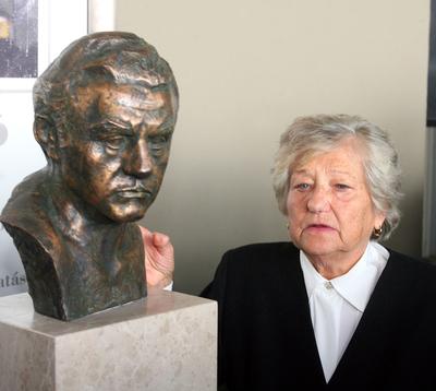 Felavatták Papp László mellszobrát a sportarénában-stock-foto