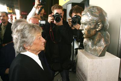 Felavatták Papp László mellszobrát a sportarénában-stock-foto