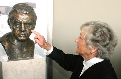 Felavatták Papp László mellszobrát a sportarénában-stock-foto