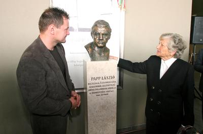 Felavatták Papp László mellszobrát a sportarénában-stock-foto