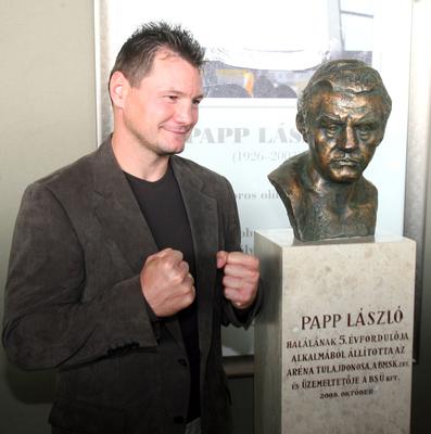 Felavatták Papp László mellszobrát a sportarénában-stock-foto