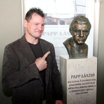 Felavatták Papp László mellszobrát a sportarénában-stock-foto