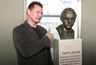 Felavatták Papp László mellszobrát a sportarénában-stock-foto