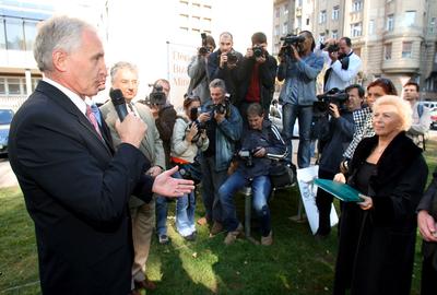 Petícióval fordulnak a patikusok a parlamenti pártokhoz-stock-foto