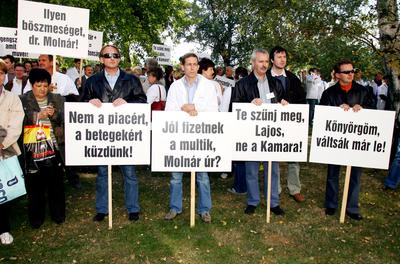 Petícióval fordulnak a patikusok a parlamenti pártokhoz-stock-foto