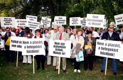 Petícióval fordulnak a patikusok a parlamenti pártokhoz-stock-foto