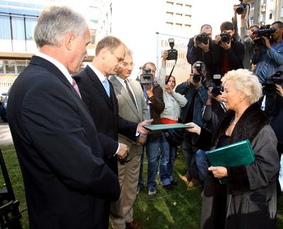 Petícióval fordulnak a patikusok a parlamenti pártokhoz-stock-foto