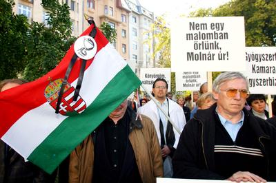 Petícióval fordulnak a patikusok a parlamenti pártokhoz-stock-foto