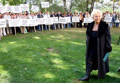 Petícióval fordulnak a patikusok a parlamenti pártokhoz-stock-foto
