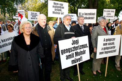 Petícióval fordulnak a patikusok a parlamenti pártokhoz-stock-foto