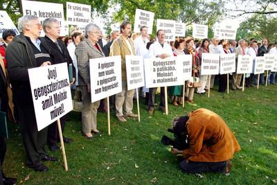 Petícióval fordulnak a patikusok a parlamenti pártokhoz-stock-foto