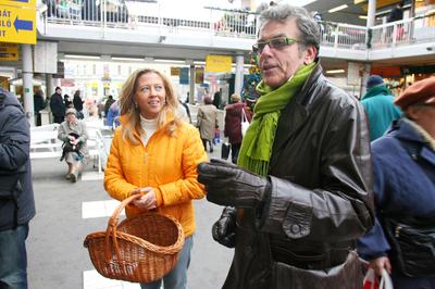 Selmeczi és Ernyei piacozik-stock-foto