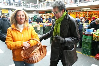 Selmeczi és Ernyei piacozik-stock-foto