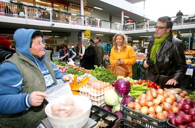 Selmeczi és Ernyei piacozik-stock-foto