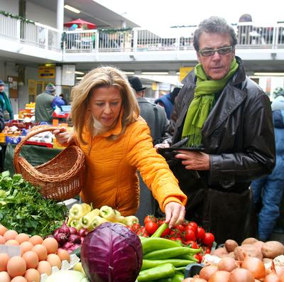 Selmeczi és Ernyei piacozik-stock-foto