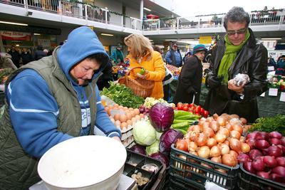 Selmeczi és Ernyei piacozik-stock-foto