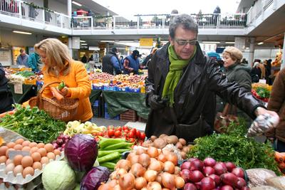 Selmeczi és Ernyei piacozik-stock-foto