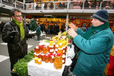 Selmeczi és Ernyei piacozik-stock-foto