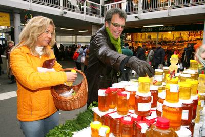 Selmeczi és Ernyei piacozik-stock-foto