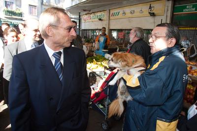 A belügyminiszter a VIII. kerületbe látogatott-stock-foto