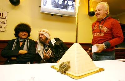 Újra koncertezik a Piramis-stock-foto