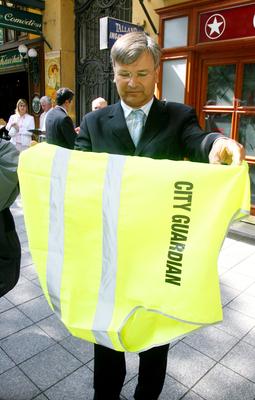 Plakátszüret a belvárosban-stock-foto