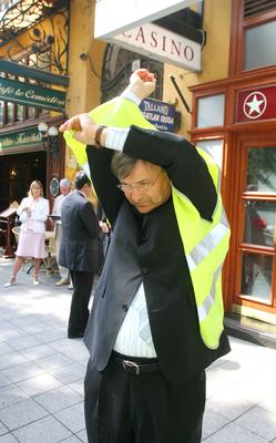 Plakátszüret a belvárosban-stock-foto