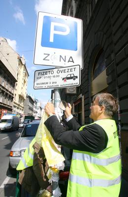 Plakátszüret a belvárosban-stock-foto