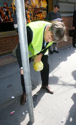 Plakátszüret a belvárosban-stock-foto