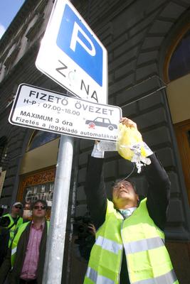 Plakátszüret a belvárosban-stock-foto