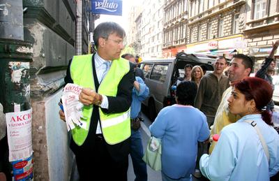 Plakátszüret a belvárosban-stock-foto