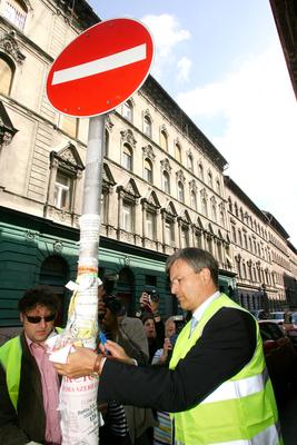 Plakátszüret a belvárosban-stock-foto