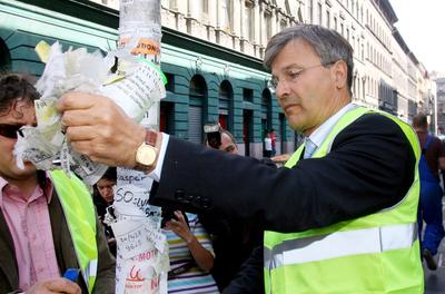 Plakátszüret a belvárosban-stock-foto