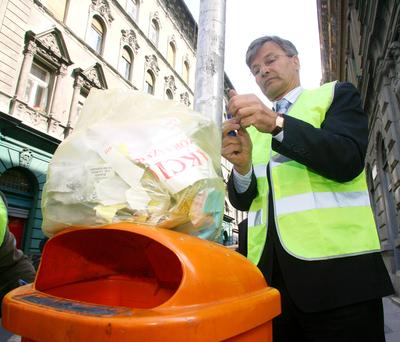 Plakátszüret a belvárosban-stock-foto
