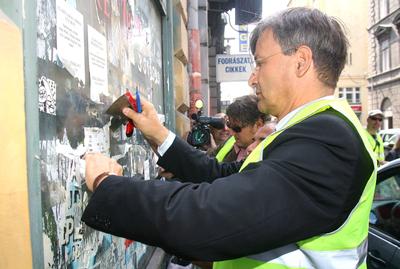 Plakátszüret a belvárosban-stock-foto