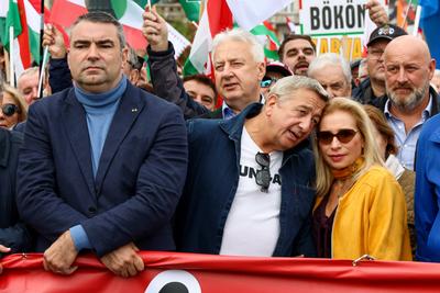 B?kemenet. A k?pen Lomnici Zolt?n ?s Bayer Zsolt a feles?g?vel.2025.10.23.Fot?:V?r?s Szil?rd-stock-foto