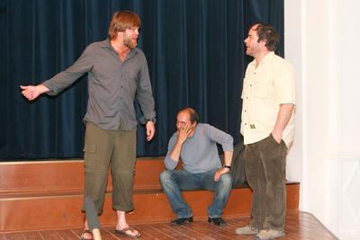 A Beugr? sz?n?szei k?nyvfelaj?nl?s?t adt?k ?t az E?tv?s Gimn?ziumban.A k?pen szab? Gyozo,Rudolf P?ter ?s K?lloy Moln?r P?ter.2009.05.27.Fot?:V?r?s Szil?rd-stock-foto