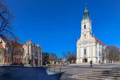 Polg?rmesteri Hivatal ?s a katolikus templom Szeksz?rdon.2026.02.28.Fot?:V?r?s Szil?rd-stock-foto