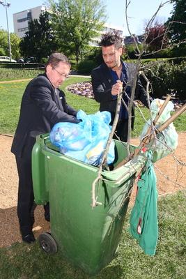 Szemétszedési akció sztárokkal-stock-foto