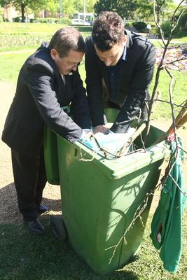 Szemétszedési akció sztárokkal-stock-foto