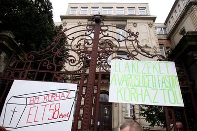 Demonstráció a BM kórházért-stock-foto