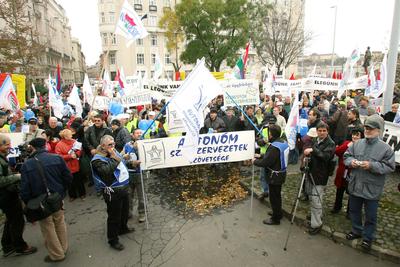 Tüntetés az egészségbiztosítási rendszer átalakítása ellen-stock-foto