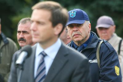 Rendőrautókat kapnak a polgárőrök-stock-foto