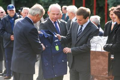 Rendőrautókat kapnak a polgárőrök-stock-foto