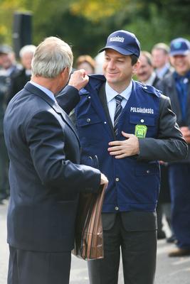 Rendőrautókat kapnak a polgárőrök-stock-foto